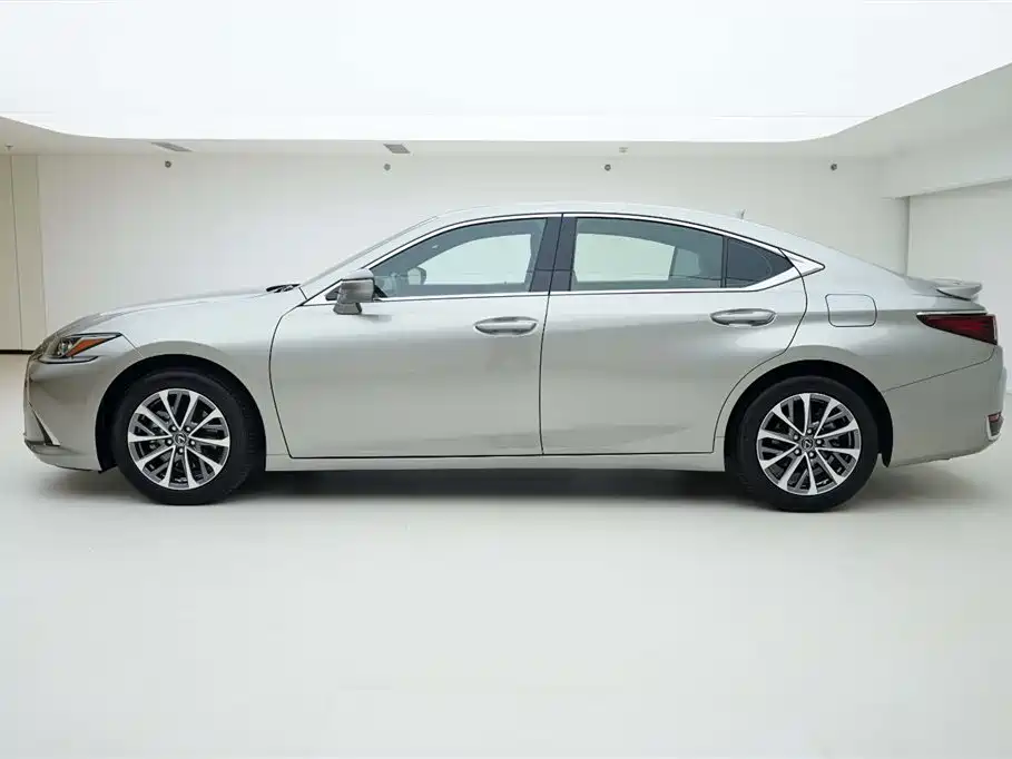 Lexus ES 2022 300h