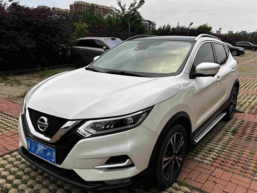 Nissan Qashqai 2.0 л 2022 г. Белый, пробег 30000 км