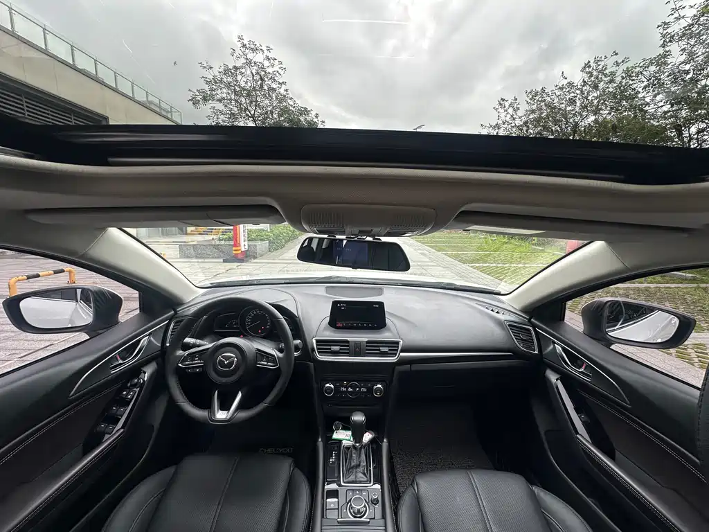 Mazda Mazda3 3 2017 2.0L AT Luxury V