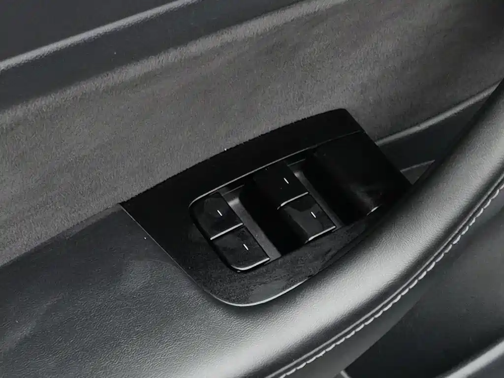 Tesla Model 3 — миниатюра 9