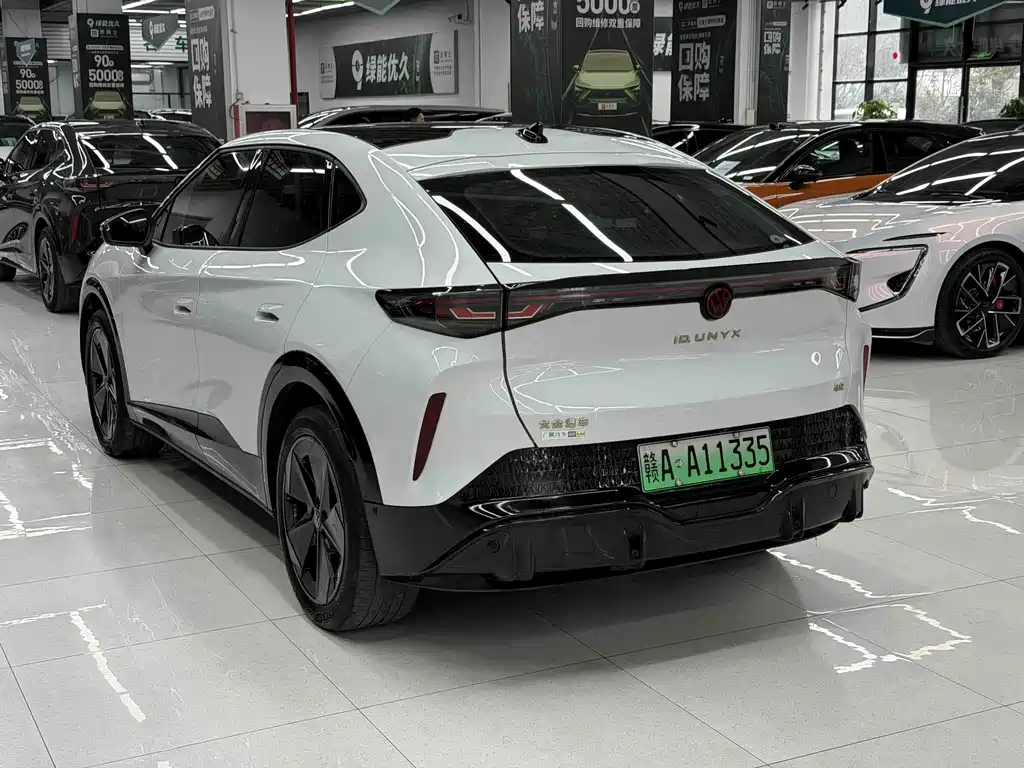 VOLKSWAGEN WITH THE CROWD 06