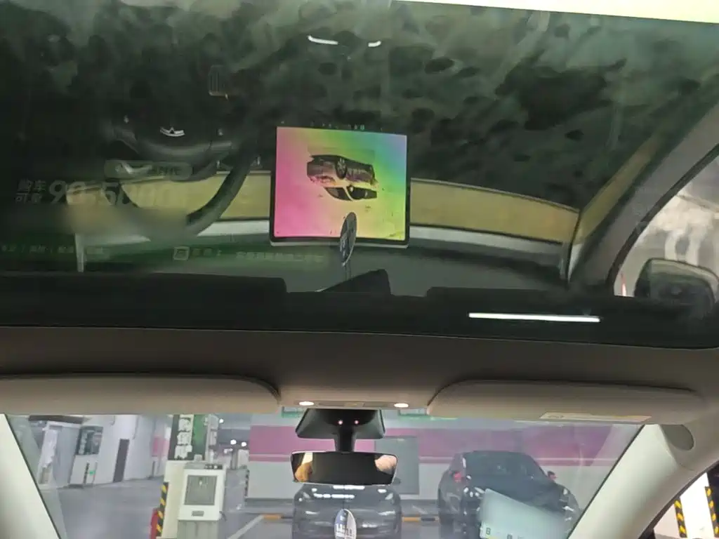 Tesla Model Y — миниатюра 18