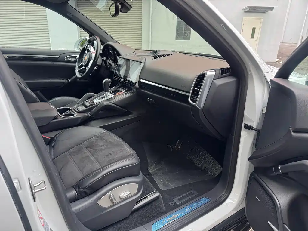 Porsche Cayenne — миниатюра 9