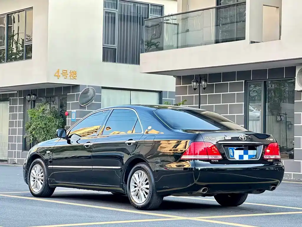 Toyota Crown — миниатюра 4