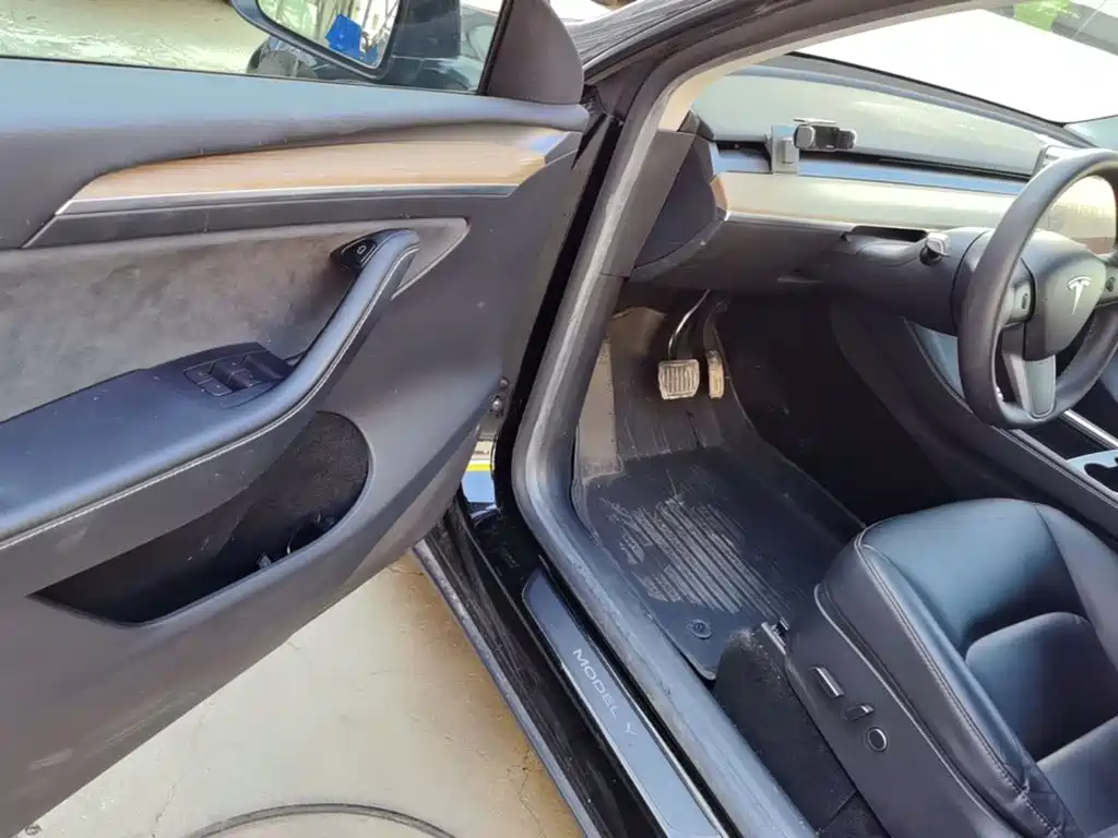 Tesla Model Y — миниатюра 16