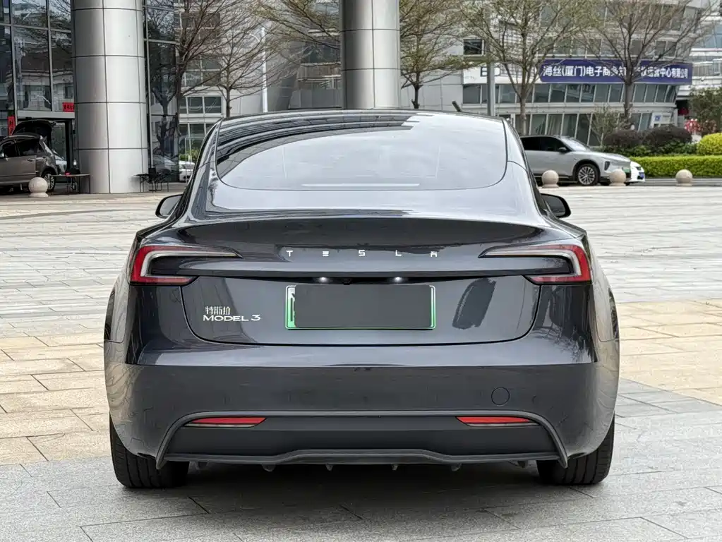 TESLA MODEL 3