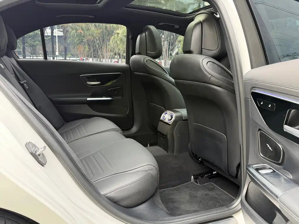 Mercedes-Benz C-Class — миниатюра 11