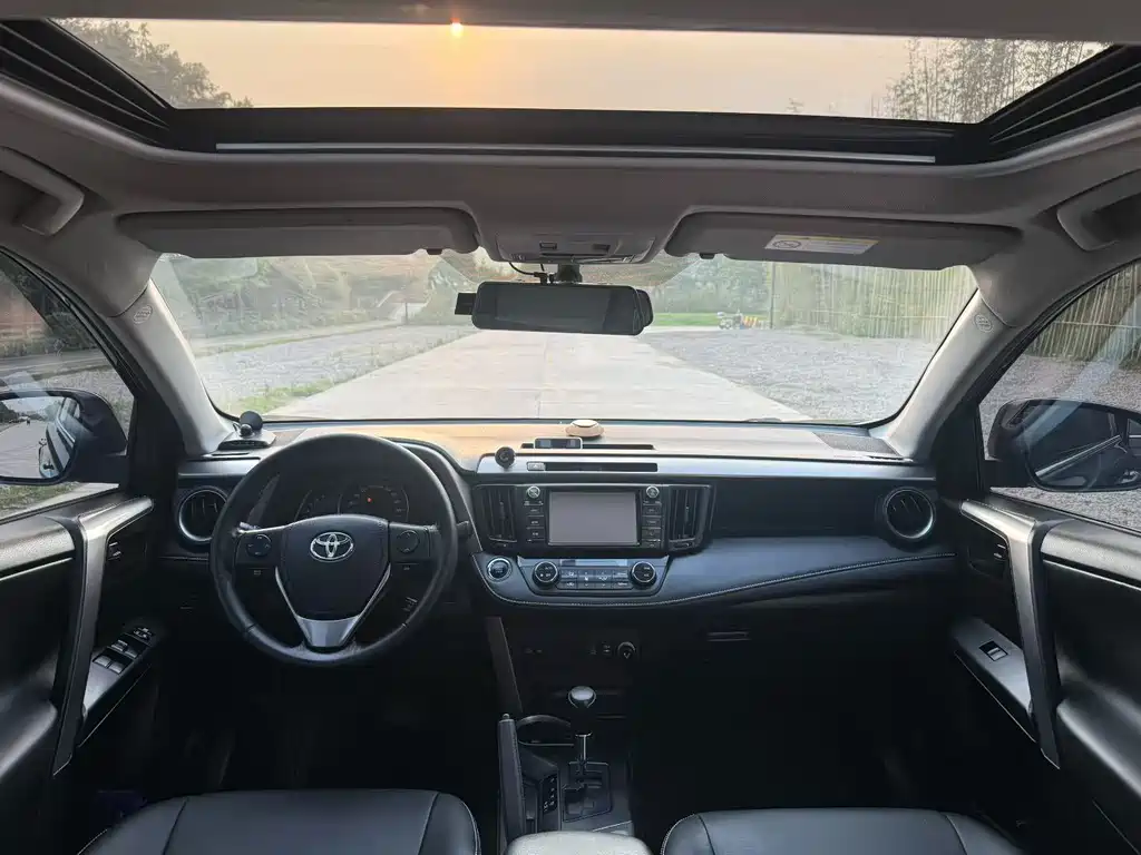 Toyota RAV4 — миниатюра 4