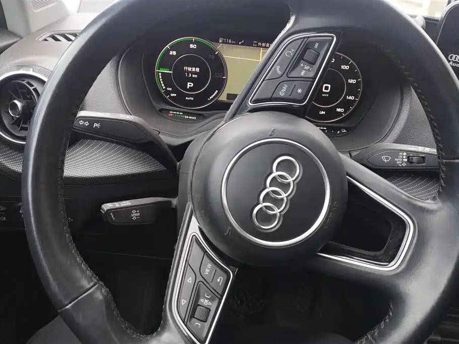 AUDI Q2L E TRON