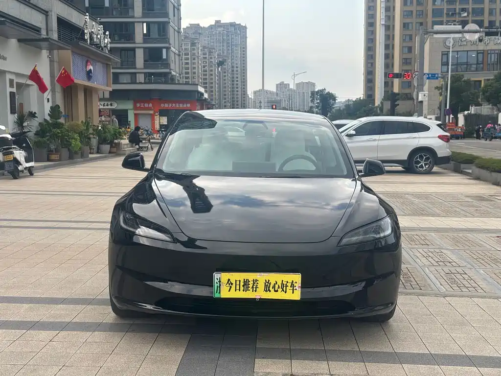 Tesla Model 3 — миниатюра 2