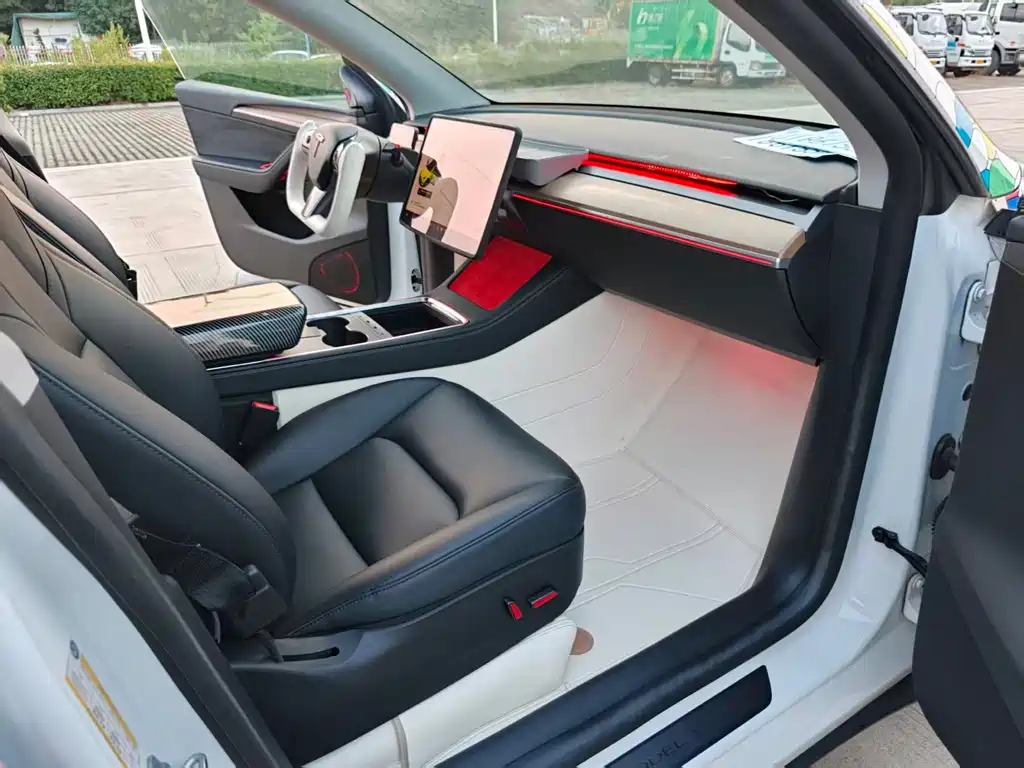 Tesla Model Y — миниатюра 8