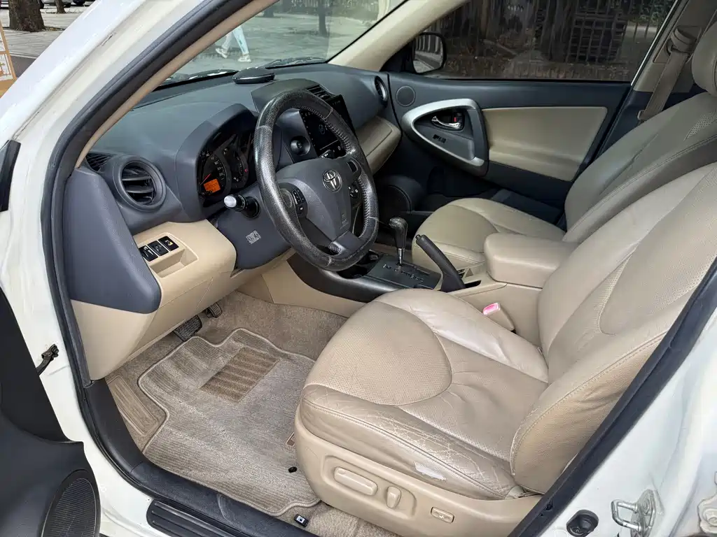 Toyota RAV4 — миниатюра 6