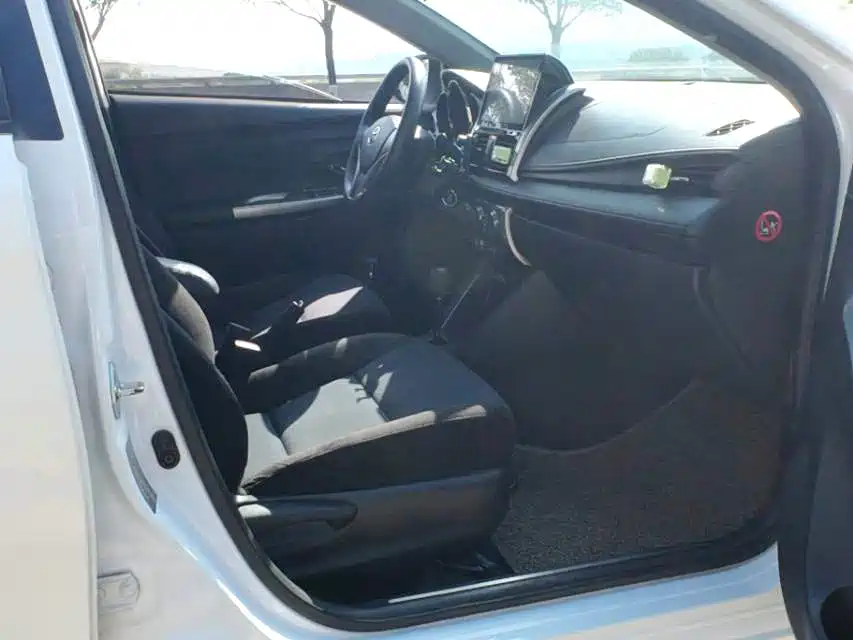 Toyota Yaris L — миниатюра 10