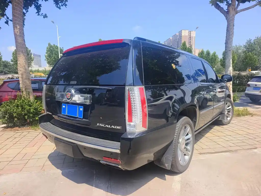 Cadillac Escalade — миниатюра 4