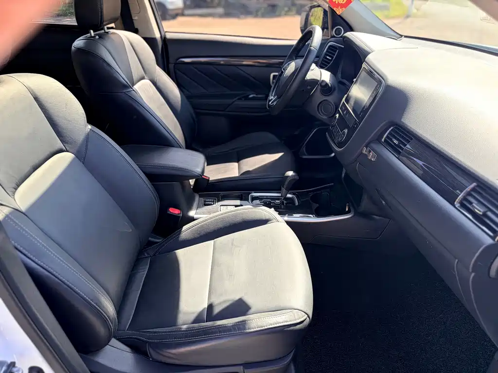 Mitsubishi Outlander — миниатюра 9