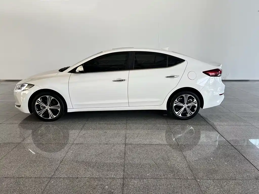 Hyundai Elantra — миниатюра 3