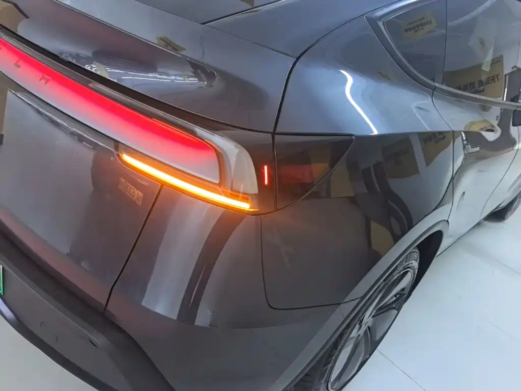 Tesla Model Y — миниатюра 8