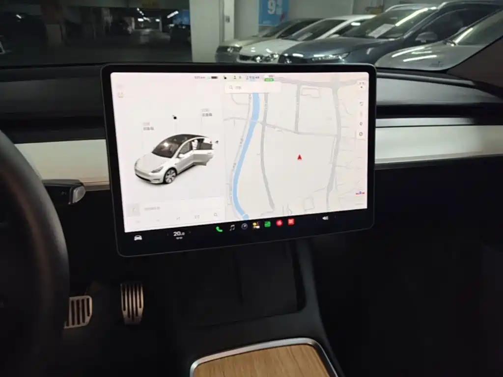 Tesla Model Y — миниатюра 13