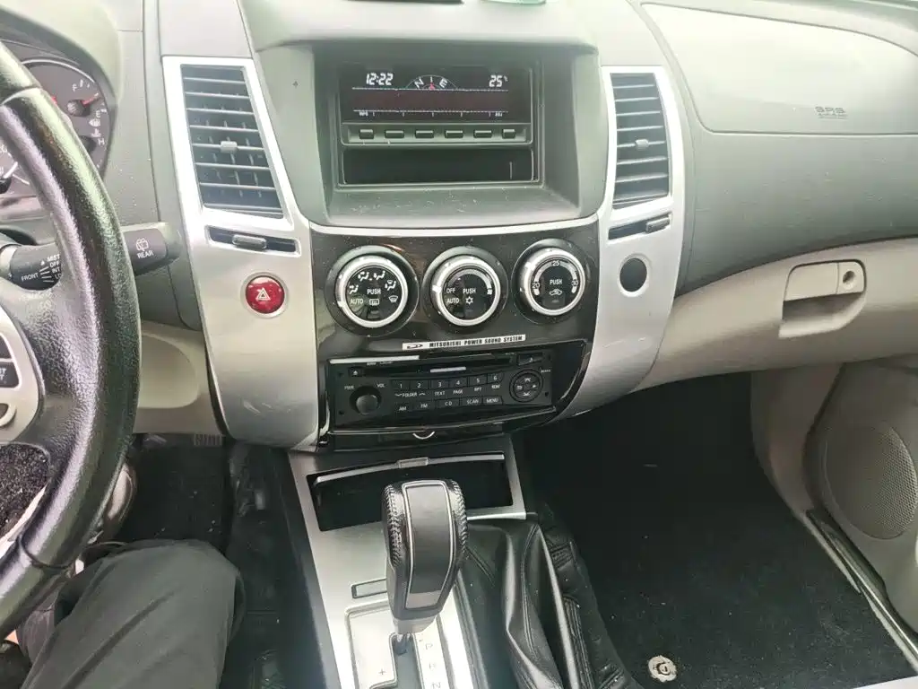 Mitsubishi Pajero Sport — миниатюра 9