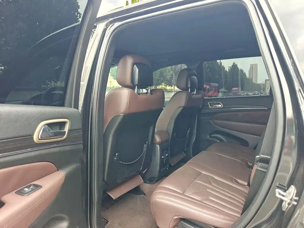 Jeep Grand Cherokee (Import) — миниатюра 12