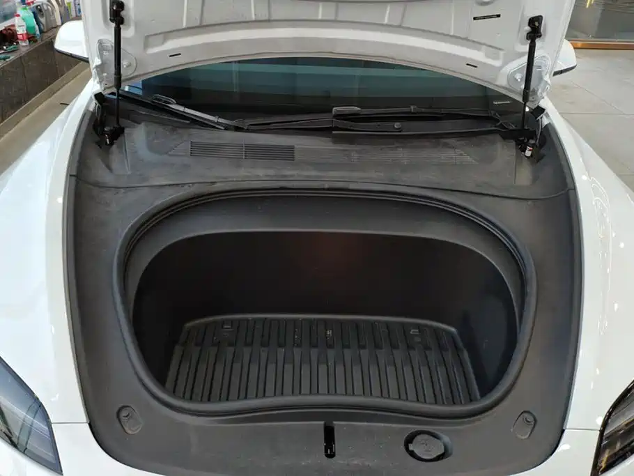 Tesla Model 3 — миниатюра 10