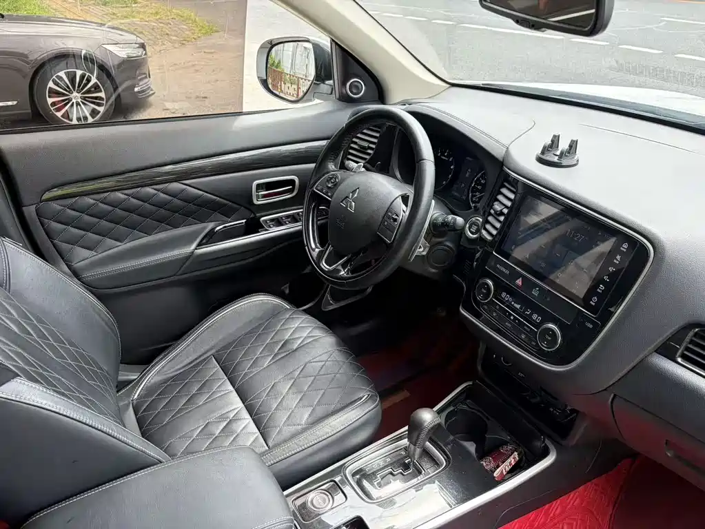 Mitsubishi Outlander — миниатюра 9