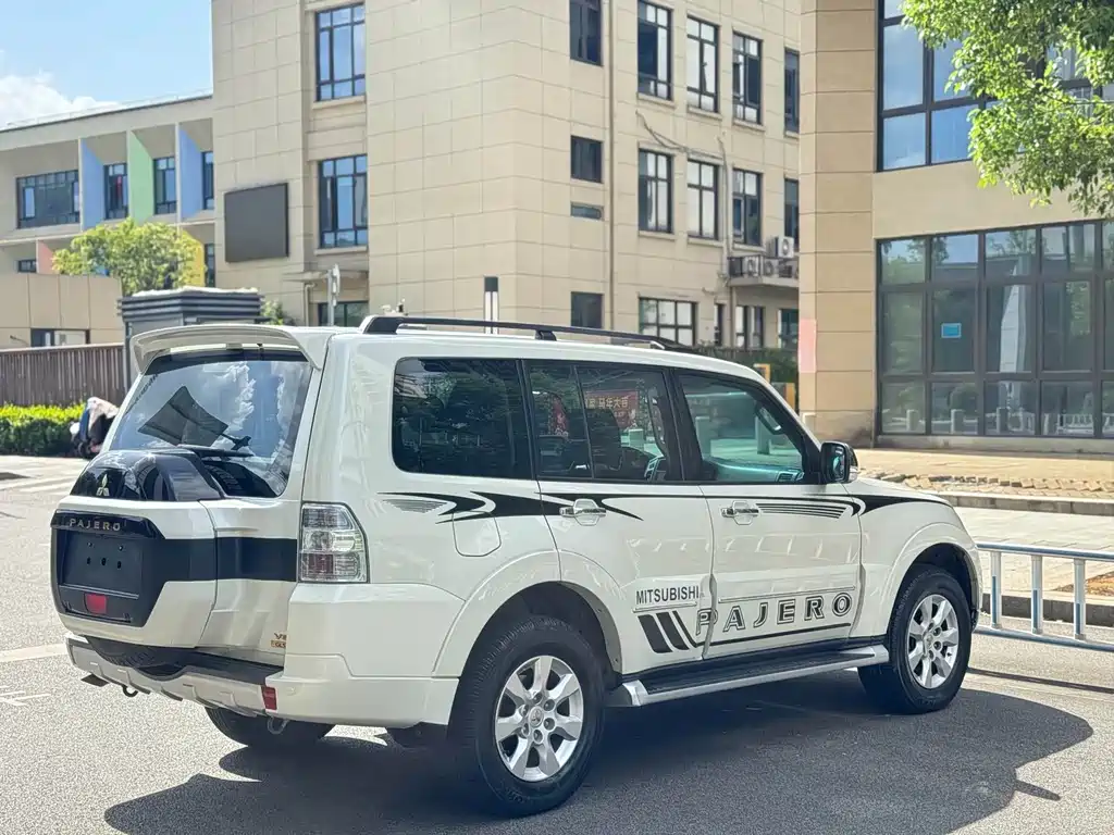 Mitsubishi Pajero (Import) — миниатюра 8