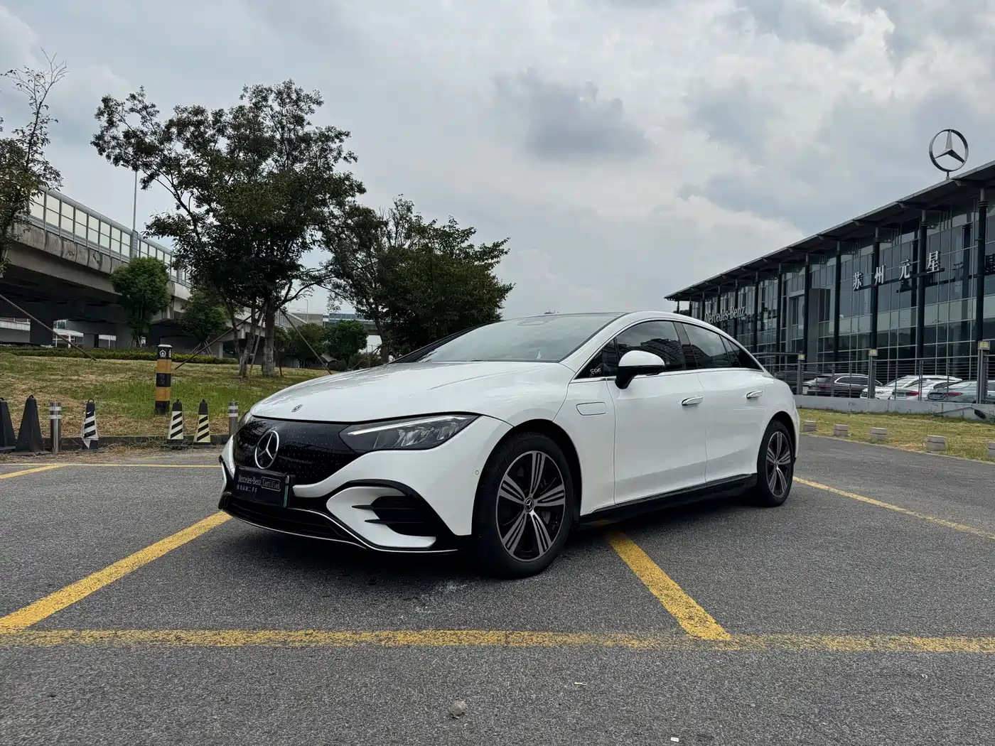 奔驰EQE 2025款 500 4MATIC 先锋版 2025