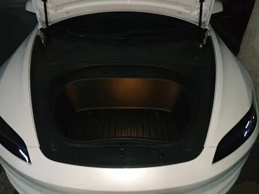 Tesla Model 3 — миниатюра 10