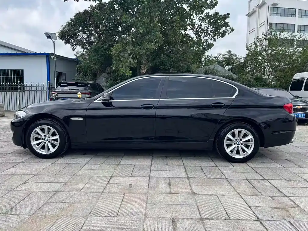 BMW 5 Series — миниатюра 8