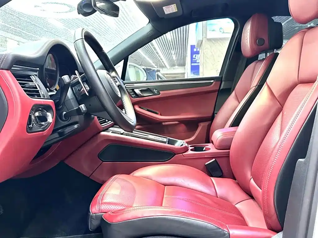 PORSCHE MACAN