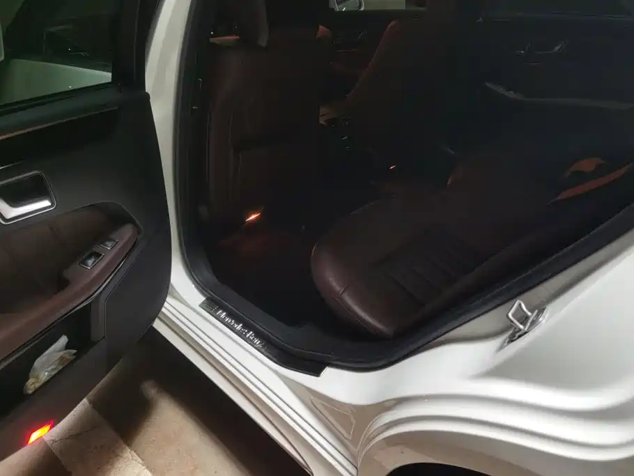 Mercedes-Benz E-Class — миниатюра 11