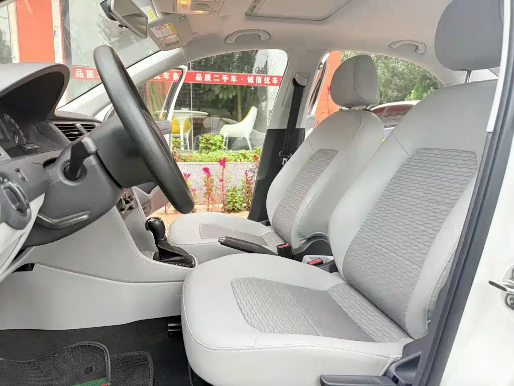 Skoda Rapid 1.6L Auto Innovation Edition, фото 4