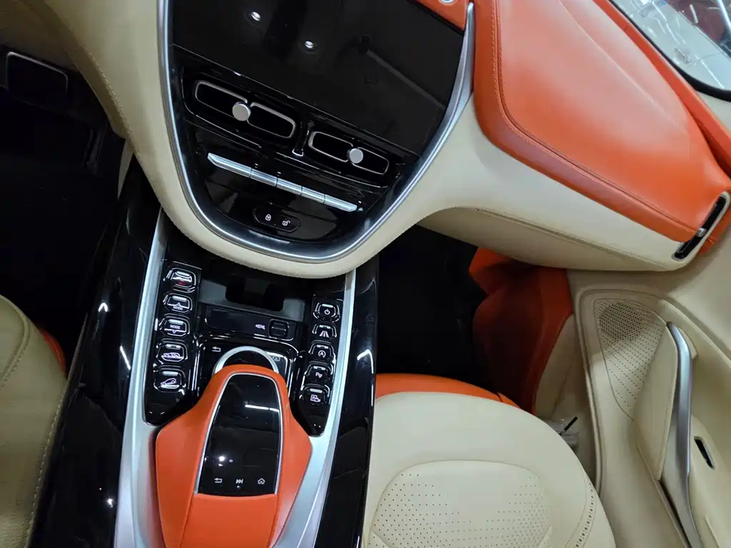 Aston Martin DBX — миниатюра 4