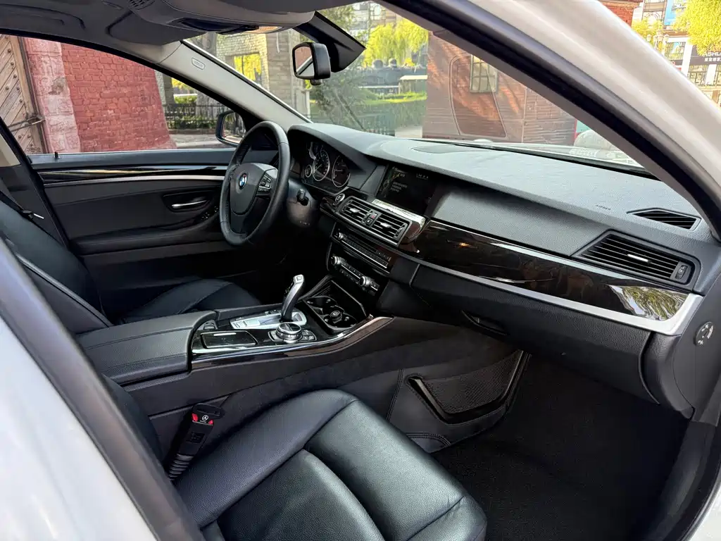 BMW 5 Series — миниатюра 11