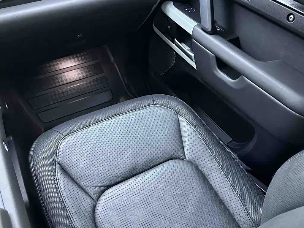 Land Rover Defender — миниатюра 10
