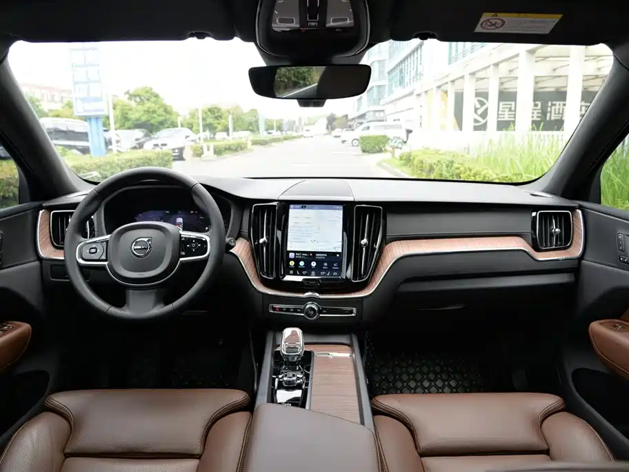 Volvo XC60 2024 B5 Luxury