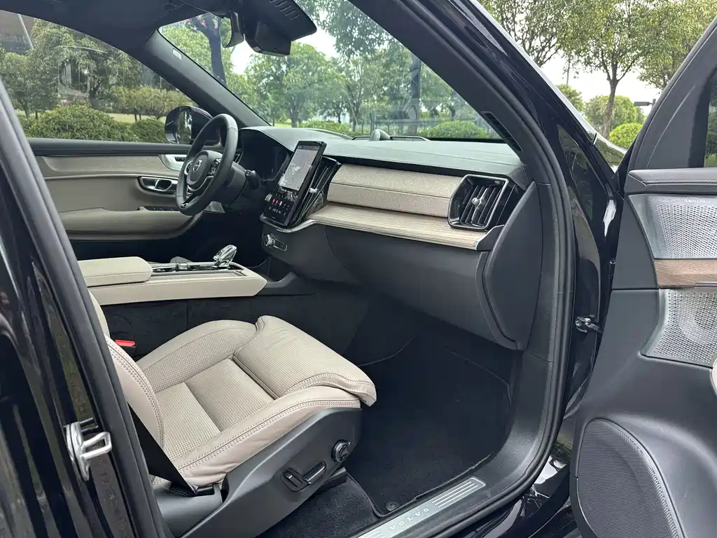 Volvo XC90 2025 T8 Luxury 7 мест