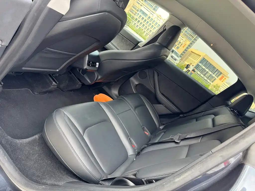 Tesla Model Y — миниатюра 5
