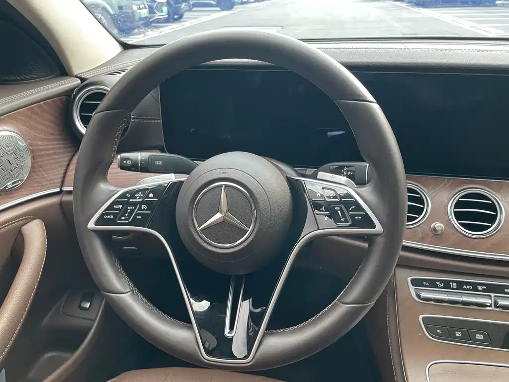 Mercedes-Benz E-Class — миниатюра 9
