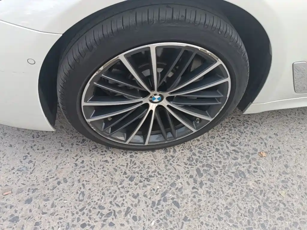 BMW 5 Series — миниатюра 23