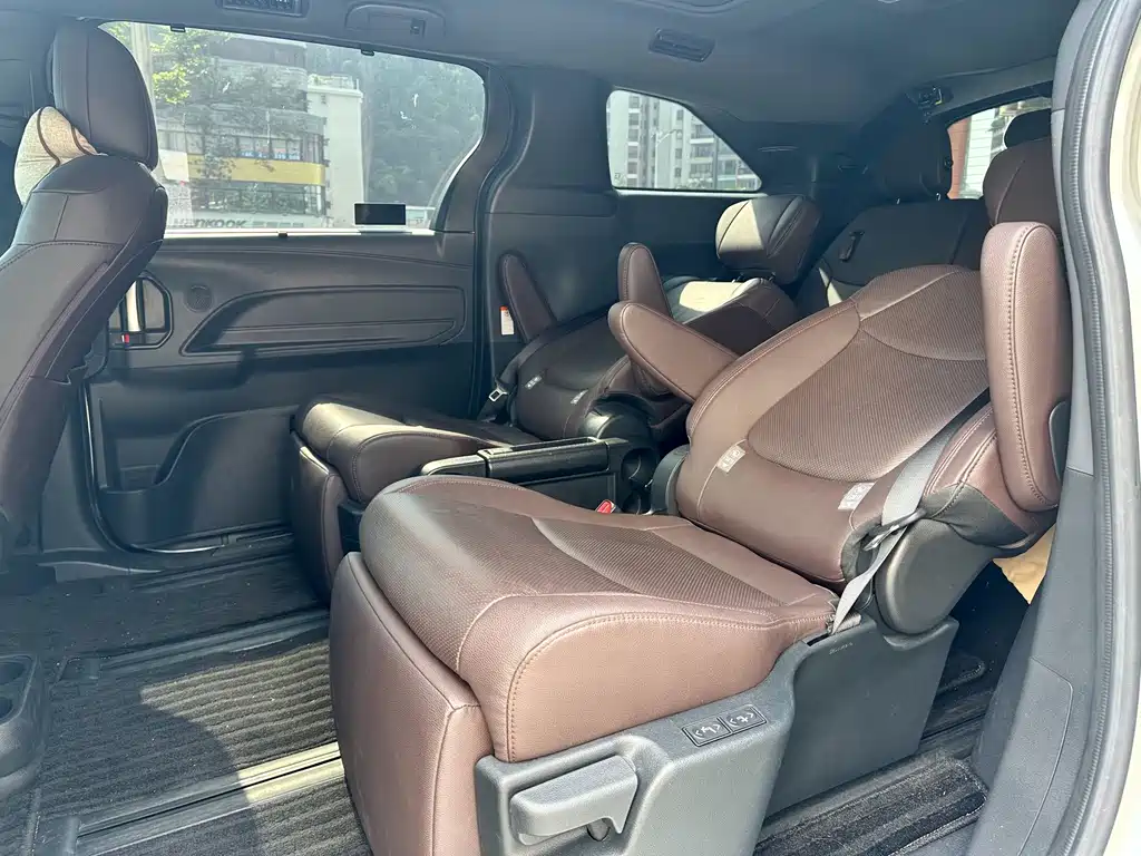 Toyota Granvia — миниатюра 6