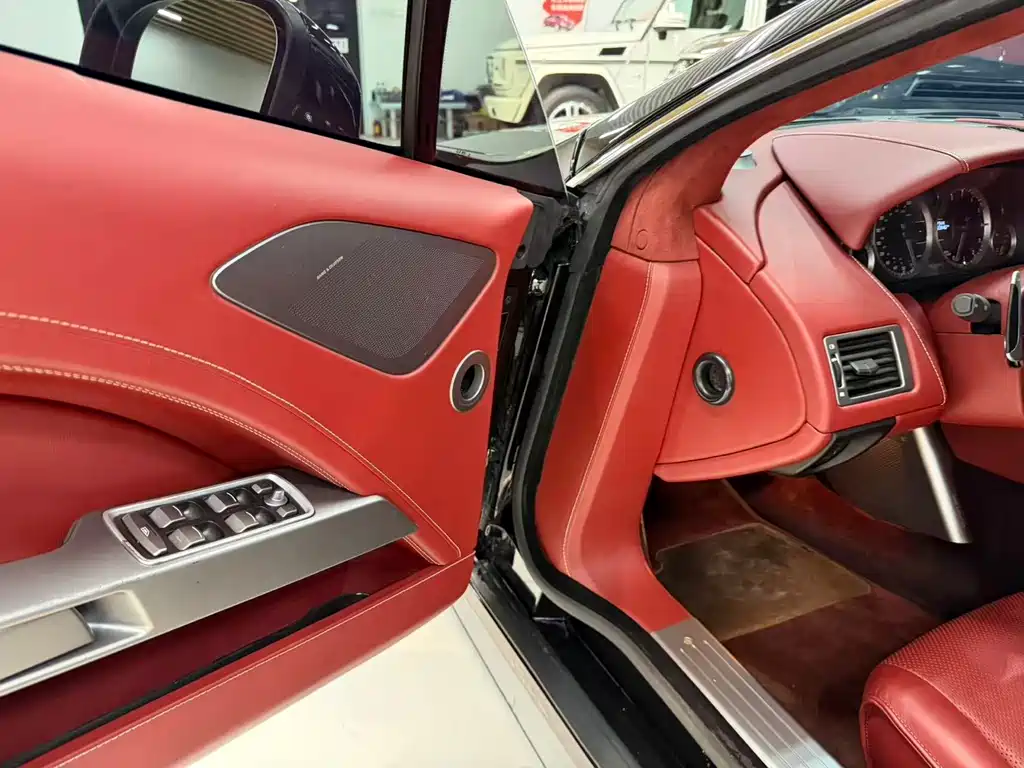 Aston Martin Rapide — миниатюра 11