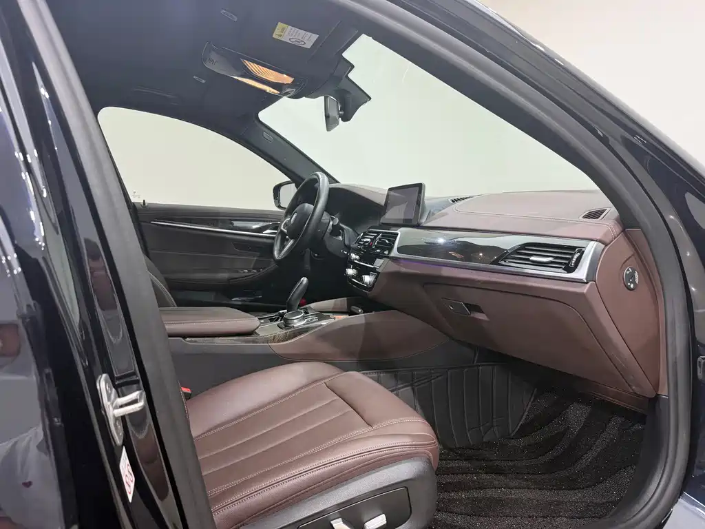 BMW 5 Series — миниатюра 9
