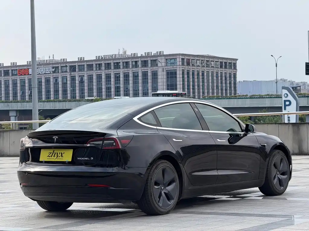 Tesla Model 3 — миниатюра 5