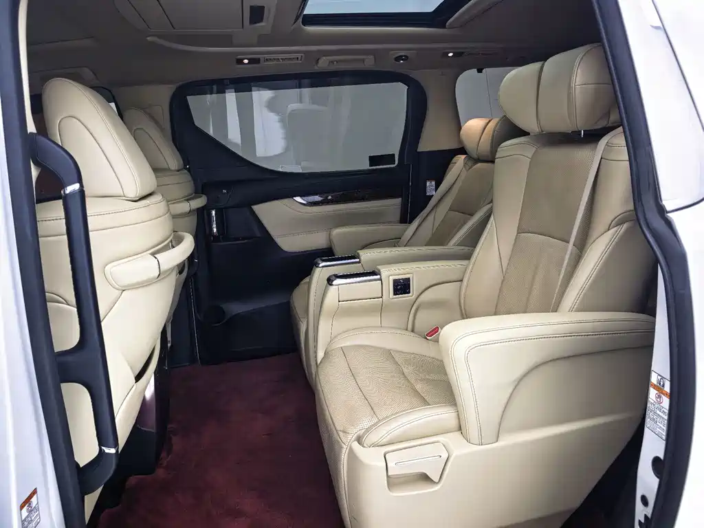 Toyota Alphard — миниатюра 5