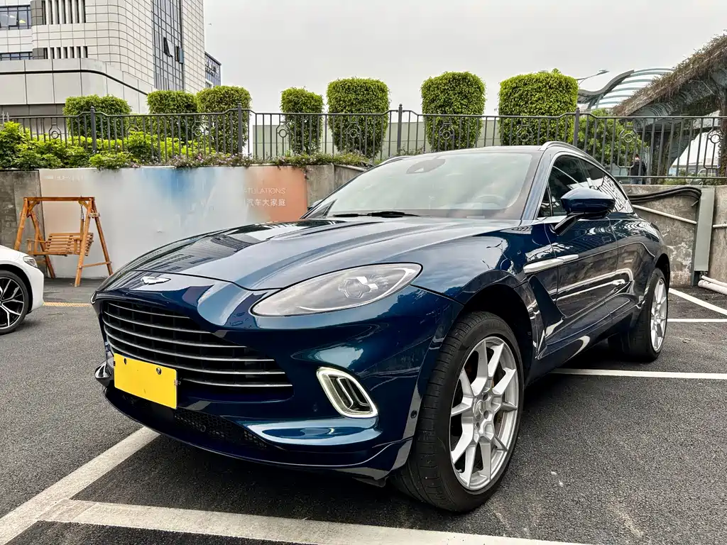 ASTON MARTIN DBX