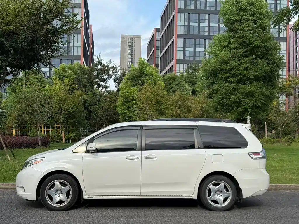 Toyota Sienna — миниатюра 3