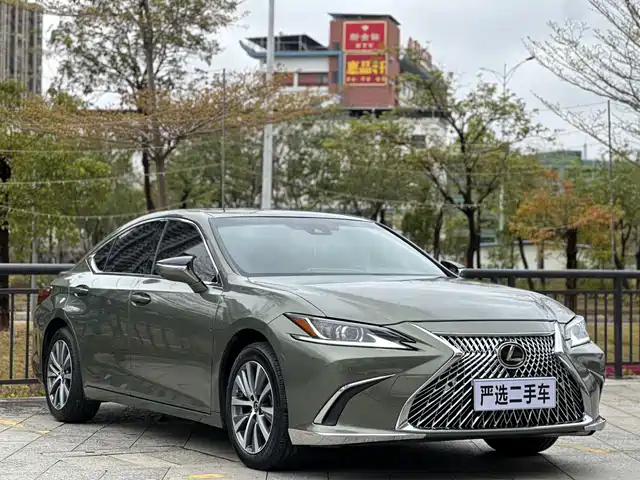 LEXUS ES 2020