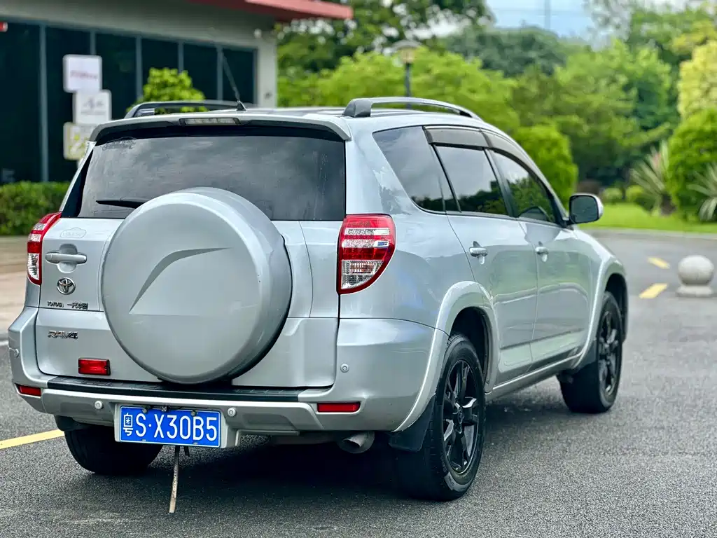 Toyota RAV4 — миниатюра 4
